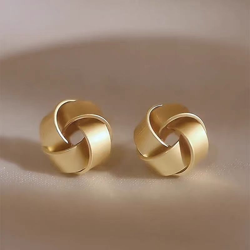 Romantic Gold Earring for Special Moments
