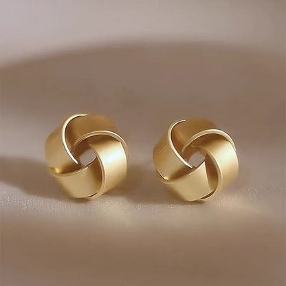Romantic Gold Earring for Special Moments