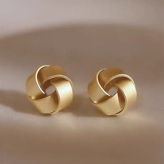 Romantic Gold Earring for Special Moments
