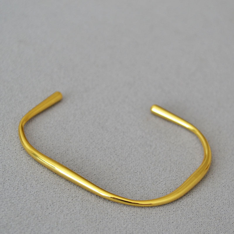 Romantic Gold Bracelet for Special Moments