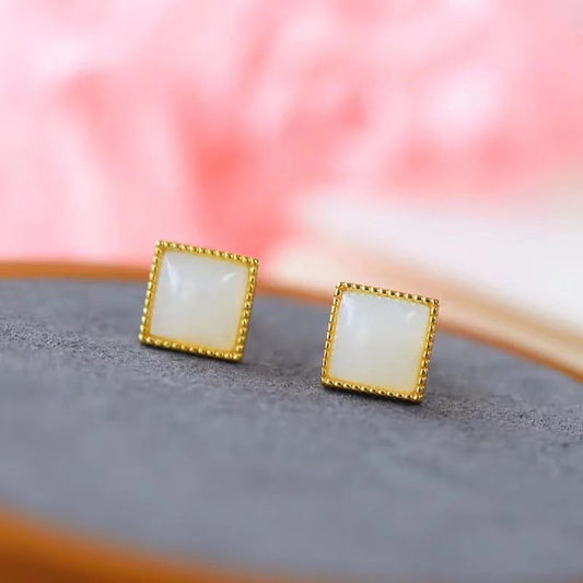 Classic Gold Earring with Timeless Appeal