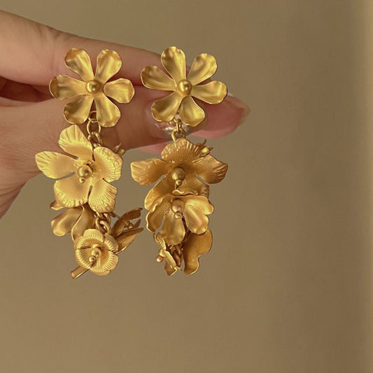 Classic Gold Earring with Timeless Appeal
