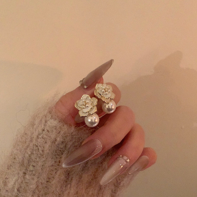 Classic Pearl Piece with Timeless Appeal