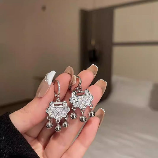 Charming Earring for Any Occasion