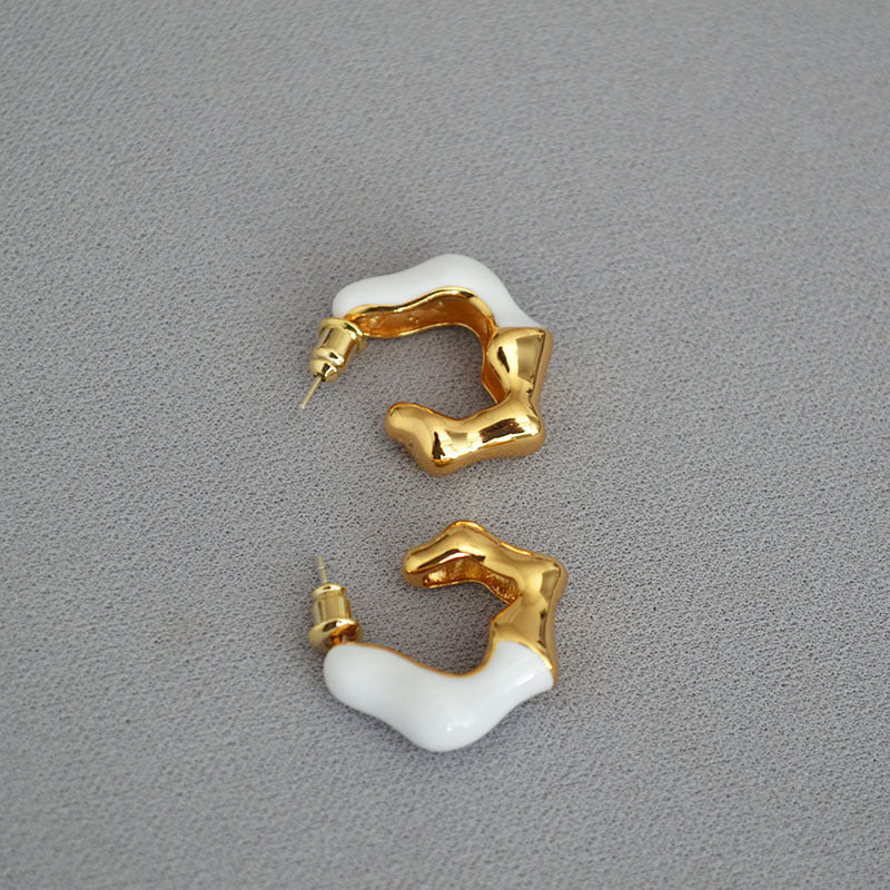 Classic Gold Earring with Timeless Appeal