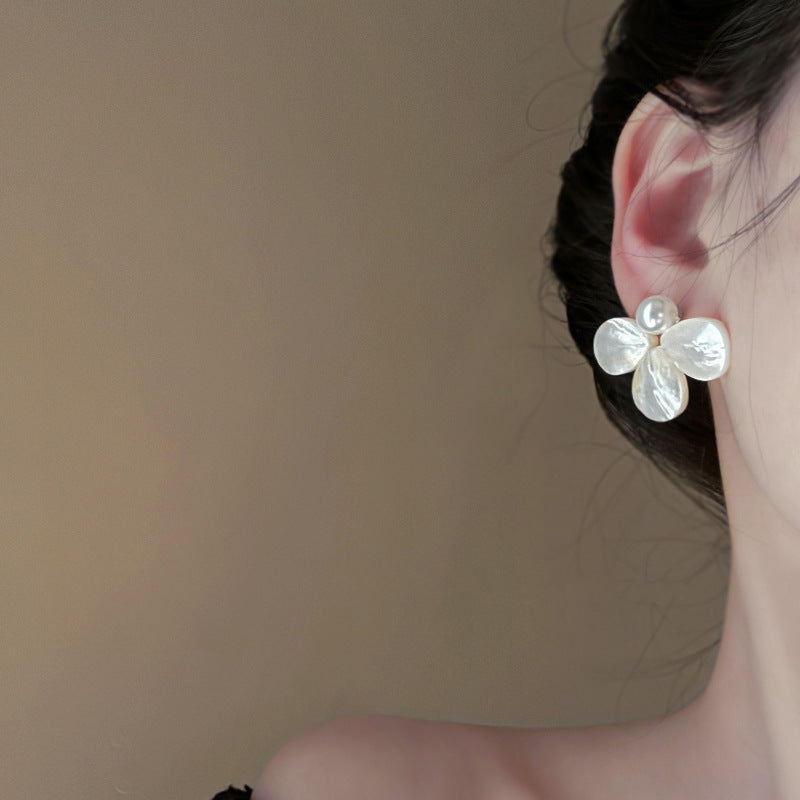 Classic Pearl Earring with Timeless Appeal