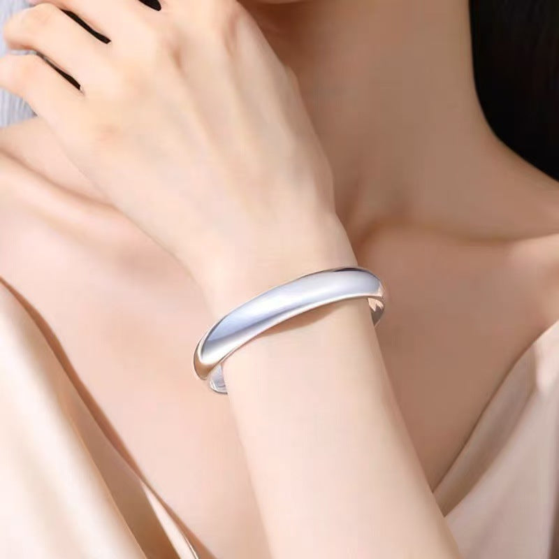 Classic Silver Bracelet with Timeless Appeal