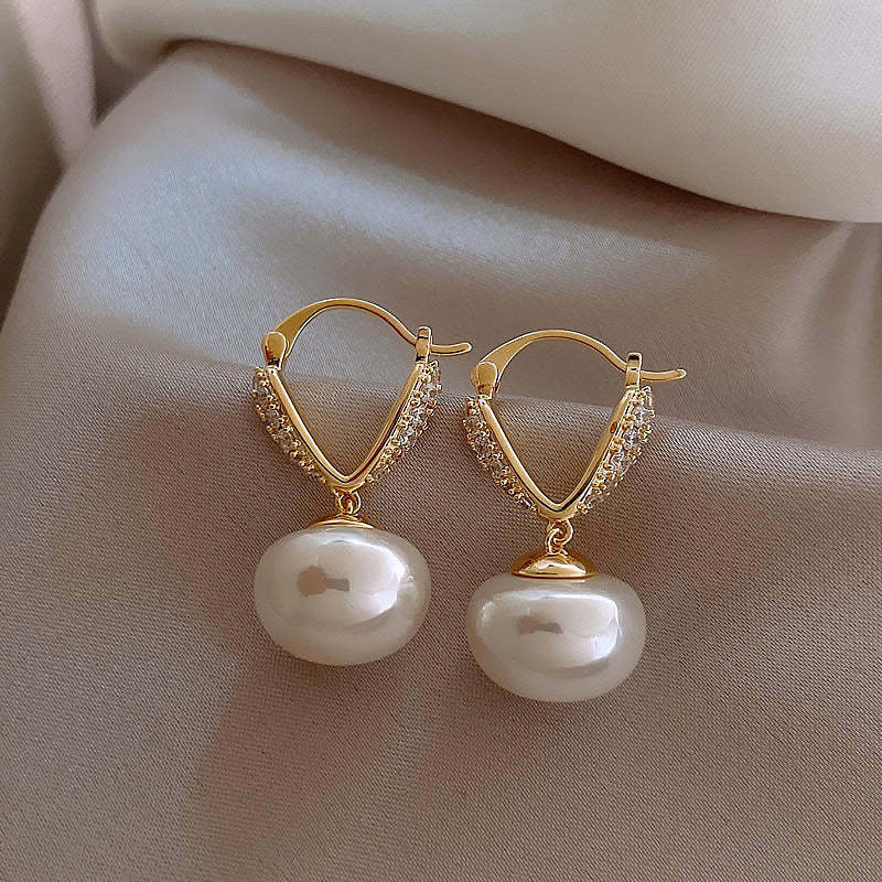 Classic Pearl Earring with Timeless Appeal