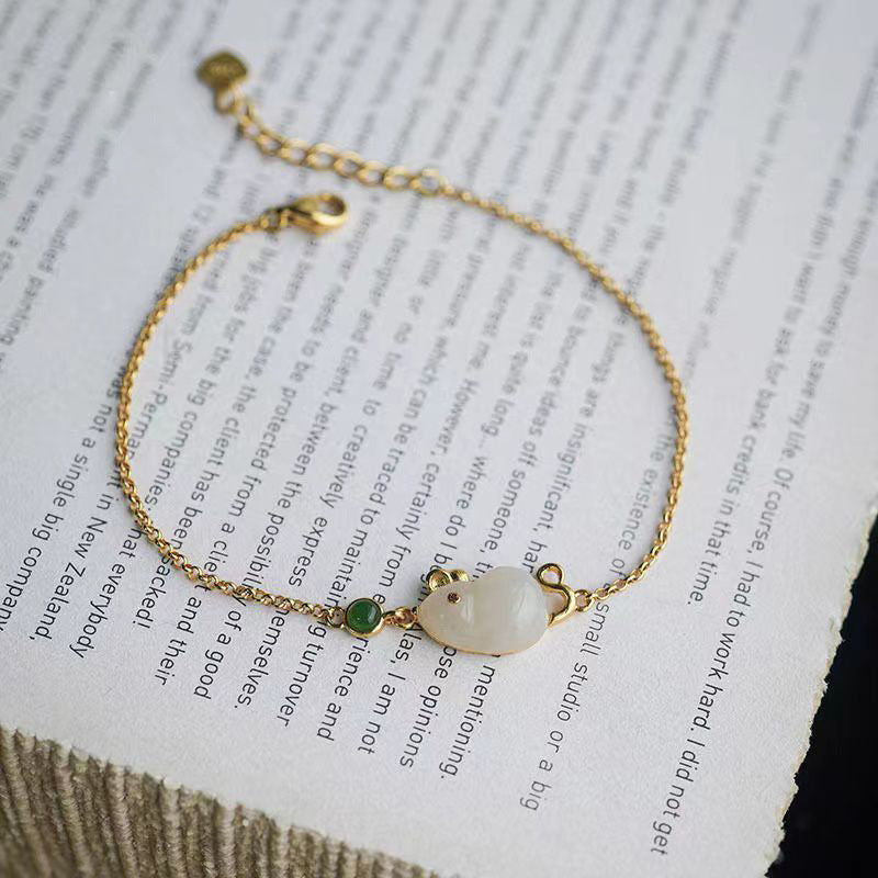 Classic Gold Bracelet with Timeless Appeal