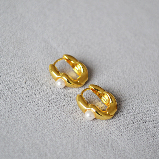 Classic Gold Earring with Timeless Appeal