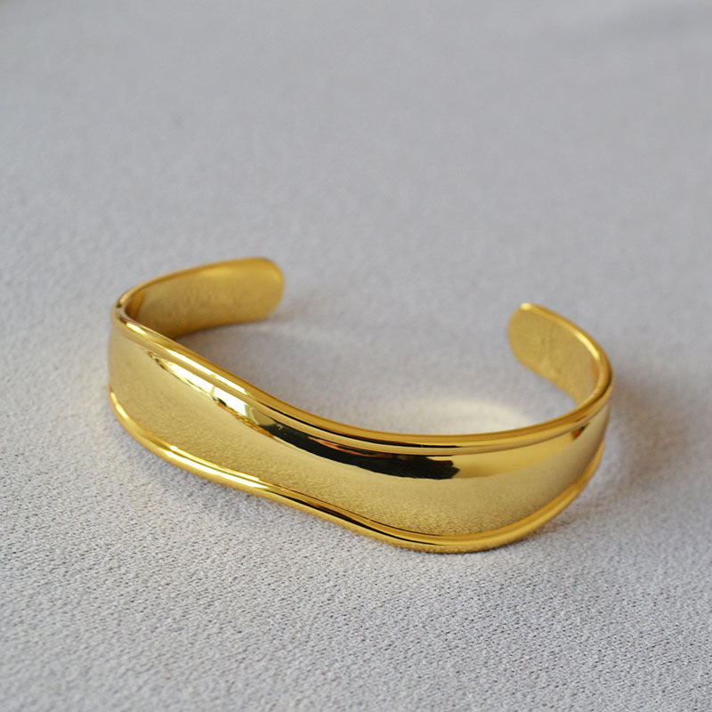 Charming Gold Bracelet for Any Occasion