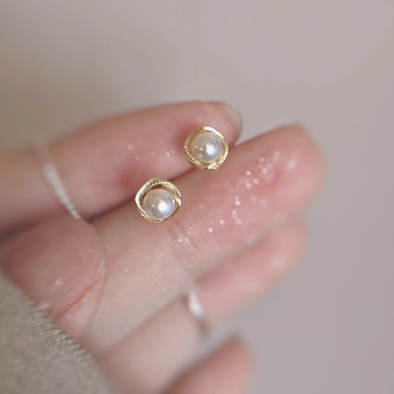 Classic Pearl Earring with Timeless Appeal