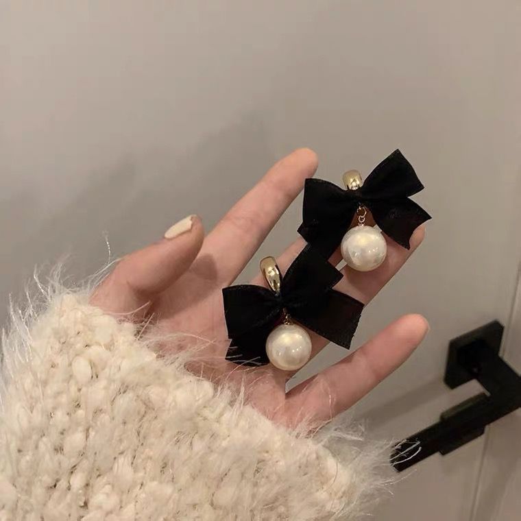 Classic Pearl Earring with Timeless Appeal