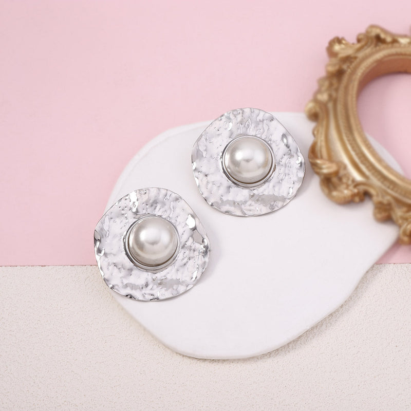 Classic Pearl Earring with Timeless Appeal