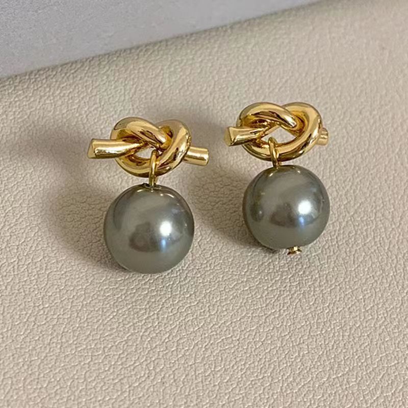 Classic Pearl Earring with Timeless Appeal