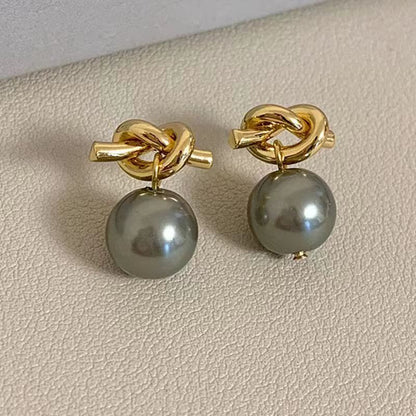 Classic Pearl Earring with Timeless Appeal
