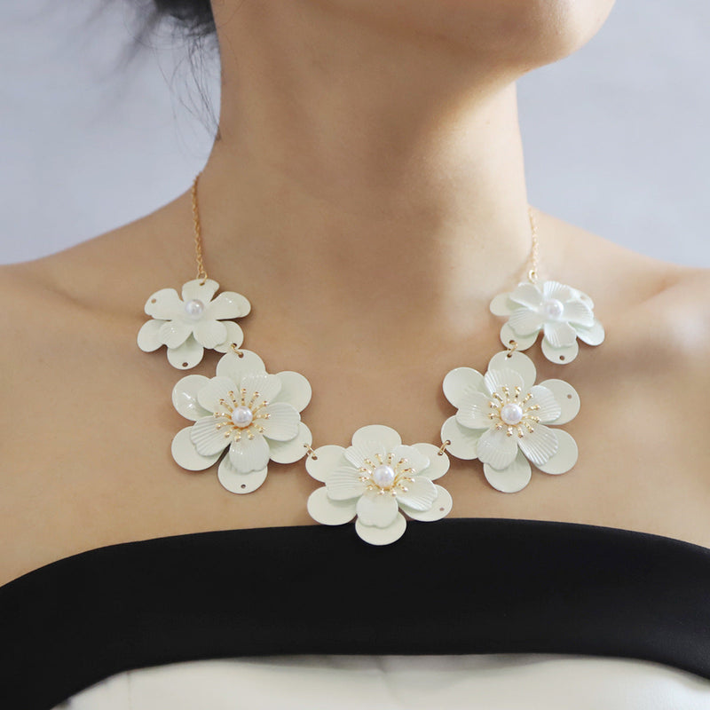Beautiful Pearl Necklace with Unique Style