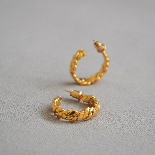 Classic Gold Earring with Timeless Appeal
