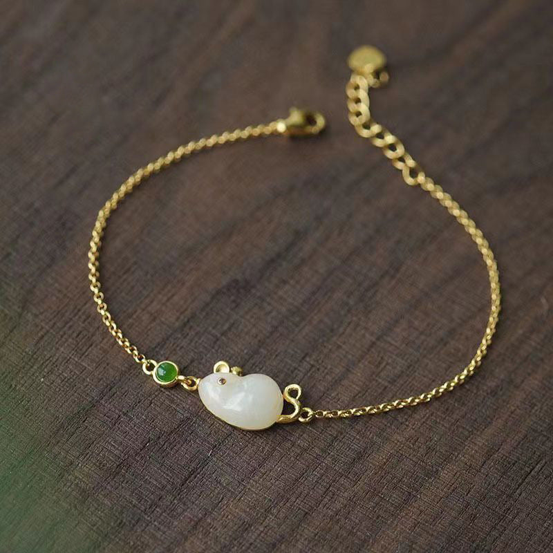 Classic Gold Bracelet with Timeless Appeal
