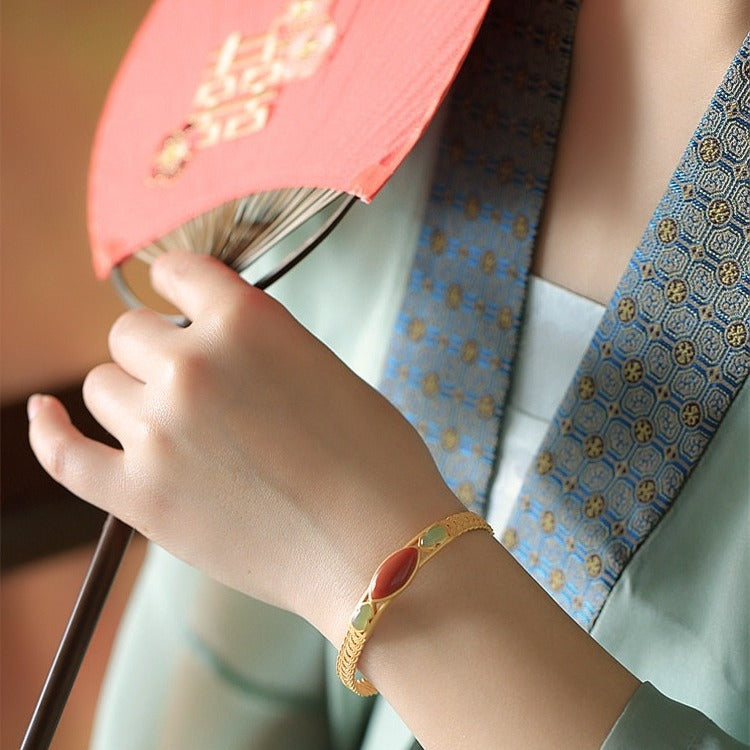 Charming Gold Bracelet for Any Occasion