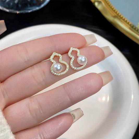 Classic Pearl Earring with Timeless Appeal