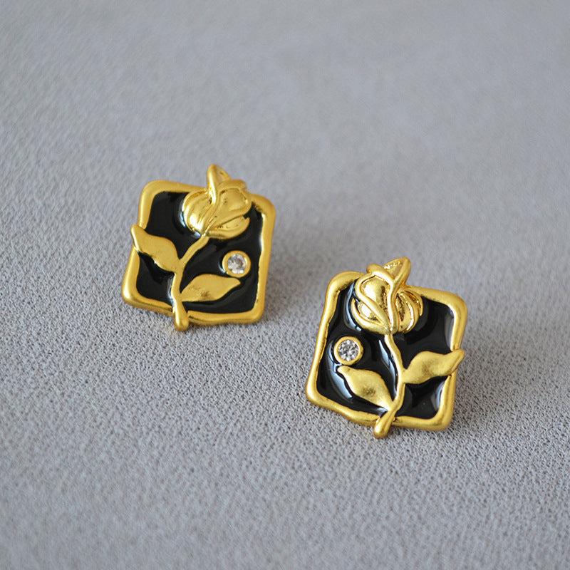 Charming Gold Earring for Any Occasion