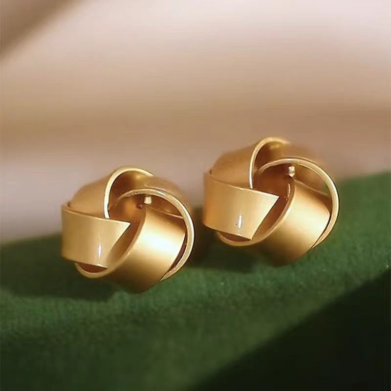 Romantic Gold Earring for Special Moments