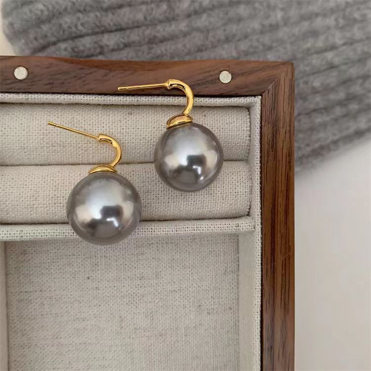 Classic Pearl Earring with Timeless Appeal