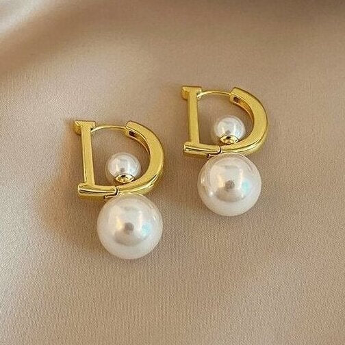 Classic Gold Earring with Timeless Appeal