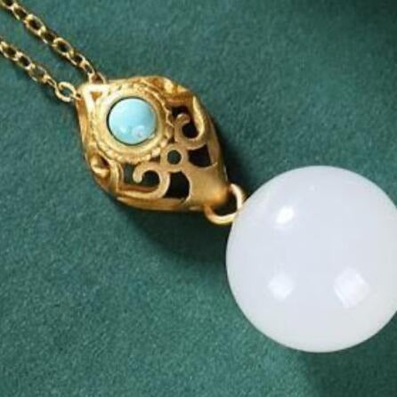 Beautiful Gold Necklace with Unique Style