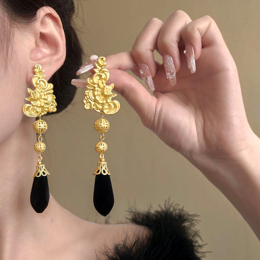 Charming Gold Earring for Any Occasion