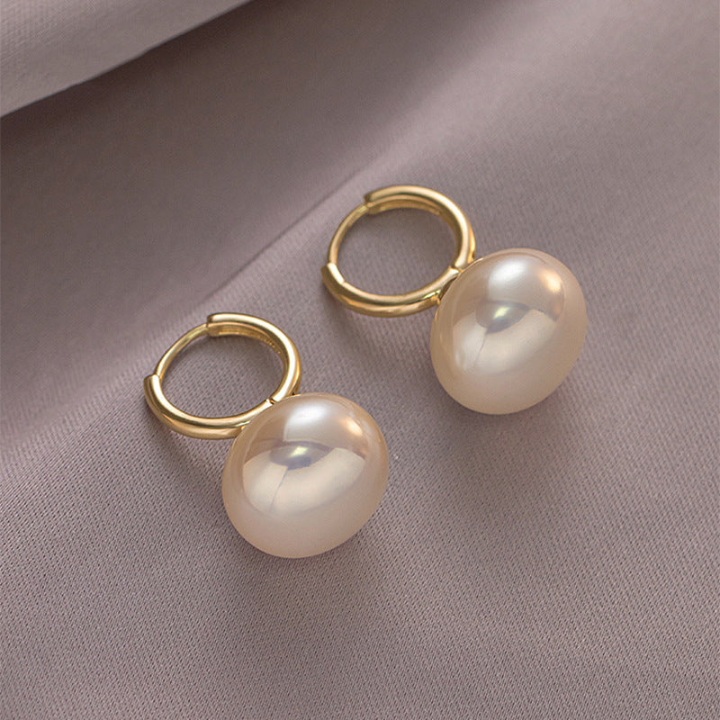 Classic Pearl Earring with Timeless Appeal
