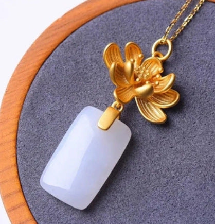 Romantic Silver Necklace for Special Moments