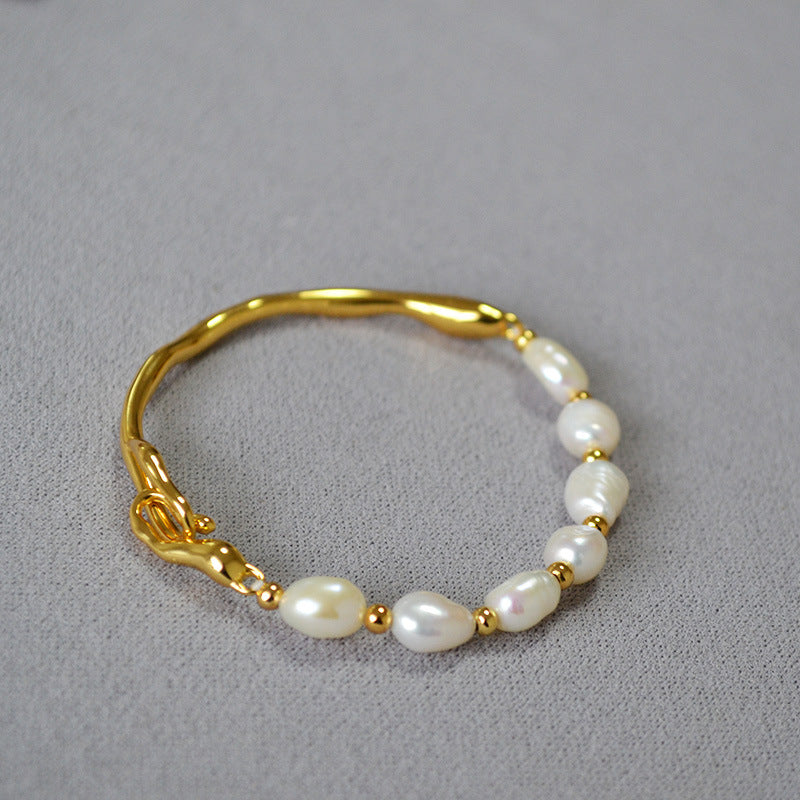 Romantic Gold Bracelet for Special Moments