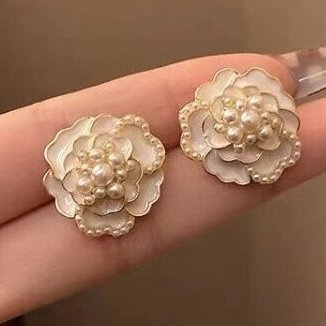 Romantic Pearl Earring for Special Moments