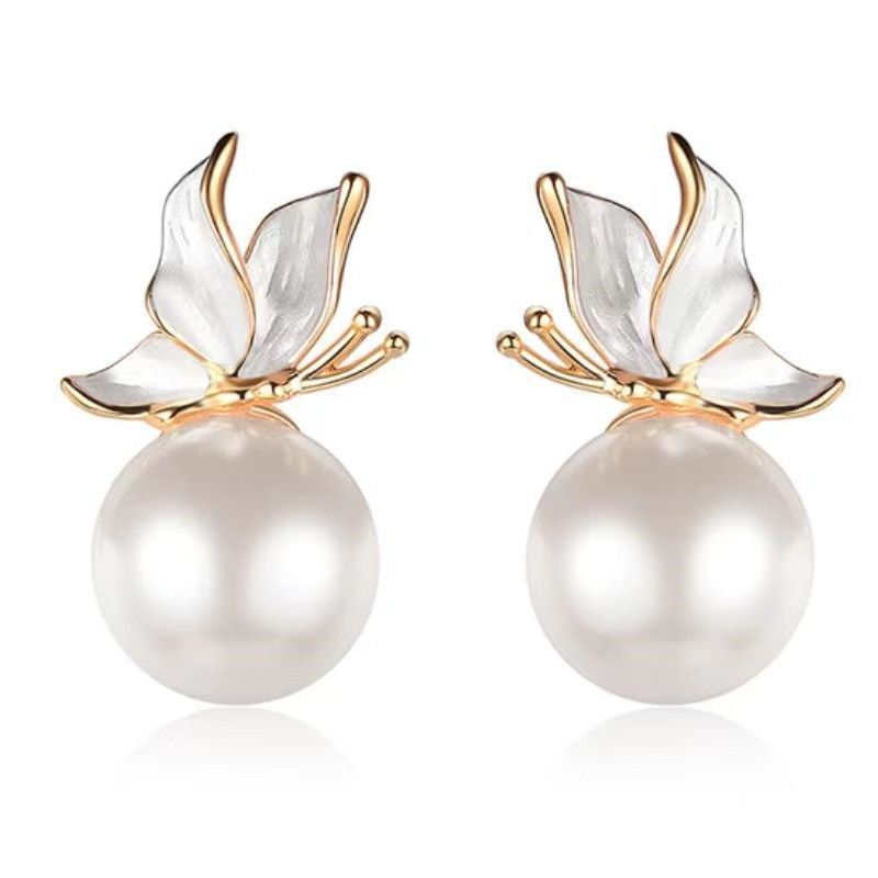 Classic Pearl Earring with Timeless Appeal