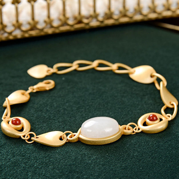Romantic Gold Bracelet for Special Moments