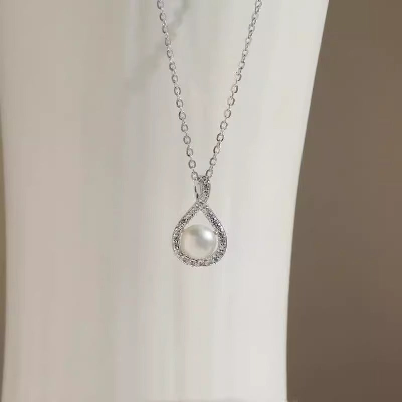 Beautiful Pearl Necklace with Unique Style