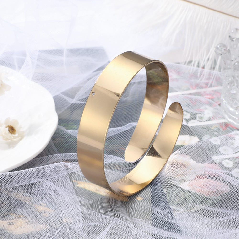 Classic Gold Bracelet with Timeless Appeal