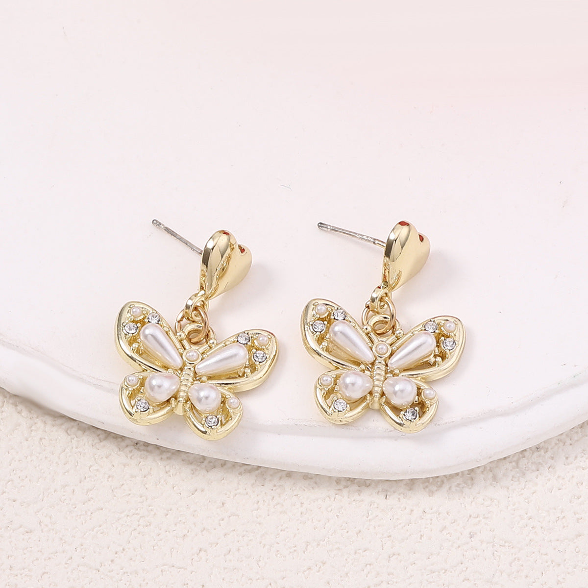 Classic Pearl Earring with Timeless Appeal