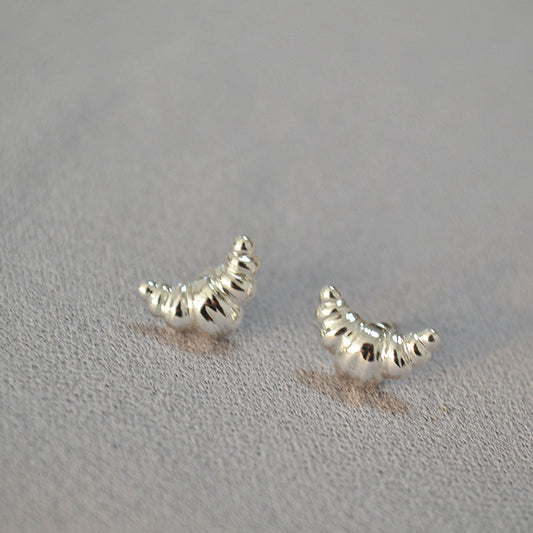 Charming Gold Earring for Any Occasion