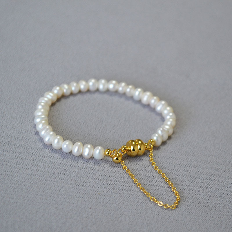 Classic Pearl Bracelet with Timeless Appeal