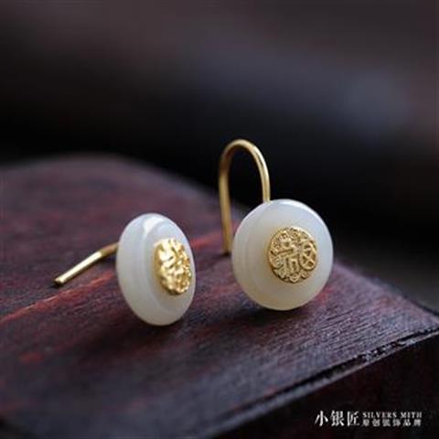 Romantic Silver Earring for Special Moments