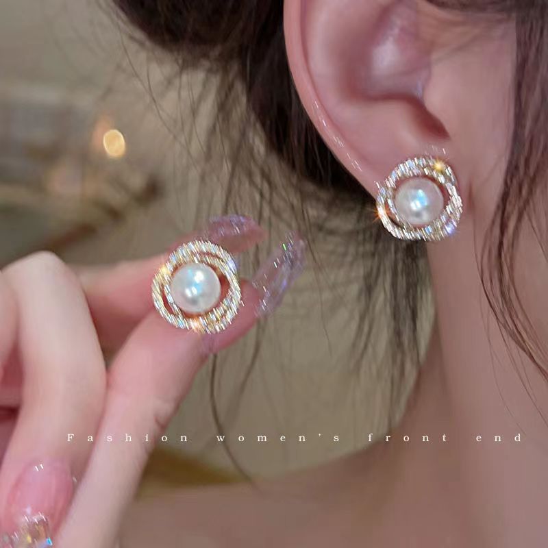Romantic Pearl Earring for Special Moments