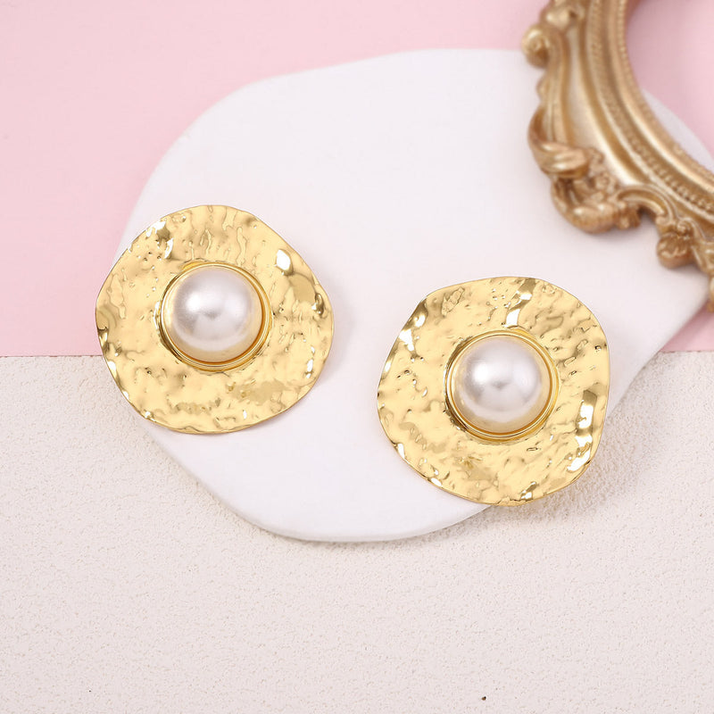 Classic Pearl Earring with Timeless Appeal