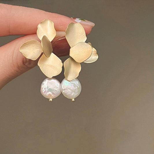 Classic Pearl Earring with Timeless Appeal