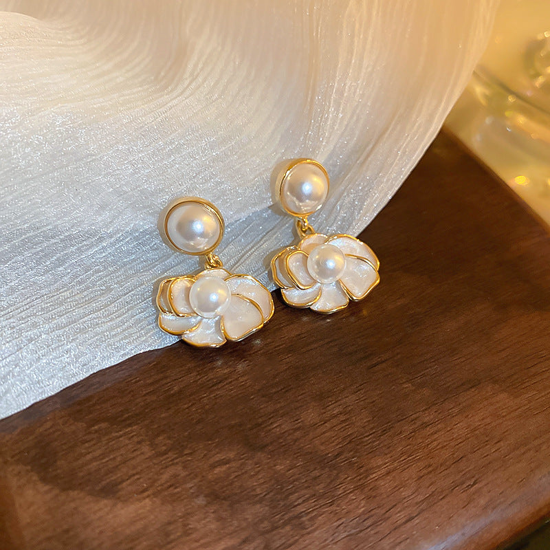 Beautiful Pearl Earring with Unique Style