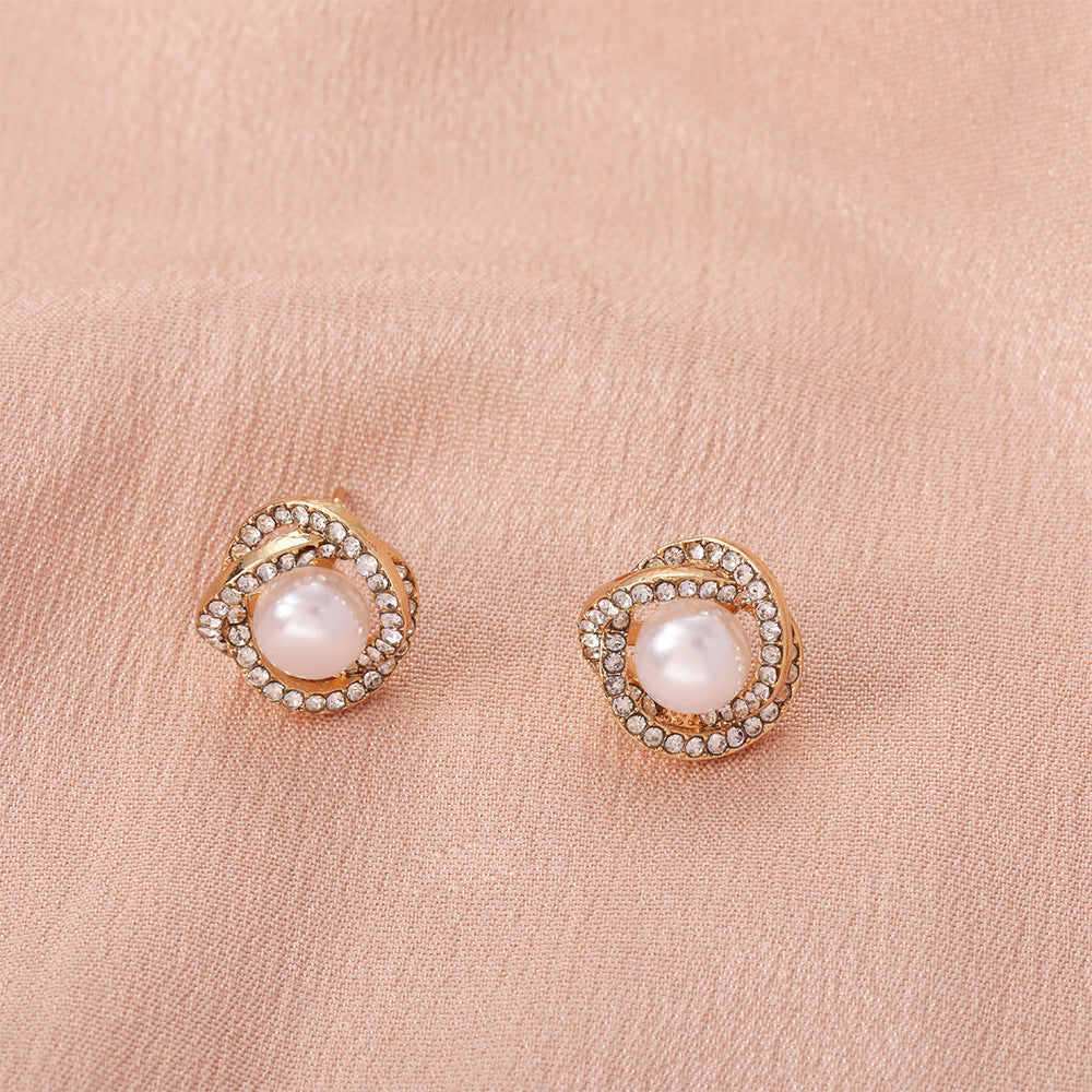 Classic Pearl Earring with Timeless Appeal