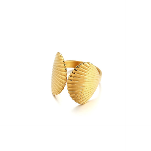 Classic Gold Ring with Timeless Appeal