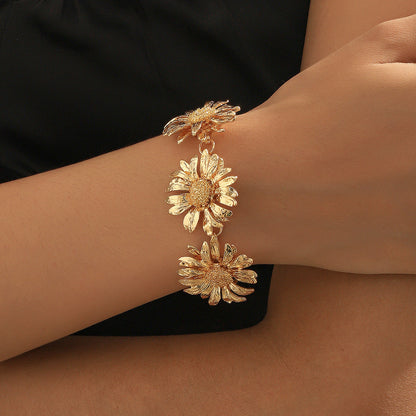 Classic Gold Bracelet with Timeless Appeal